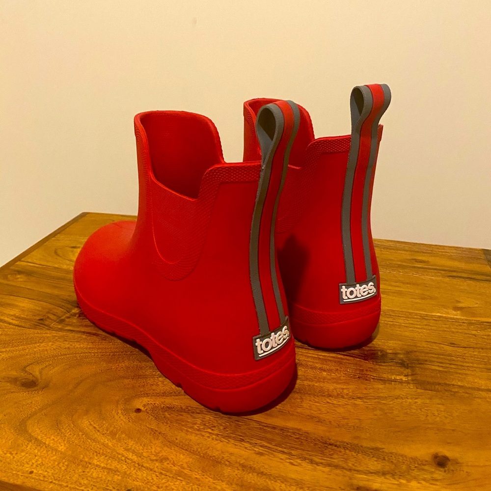 Tote rain boots